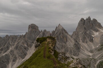 Fototapeta premium Hiking on the dramatic mountain ridges of Misurina and Drei Zinnen / Tre Cime di Lavaredo in the Dolomites, Northern Italy