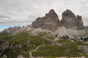 Obraz premium Hiking on the dramatic mountain ridges of Misurina and Drei Zinnen / Tre Cime di Lavaredo in the Dolomites, Northern Italy