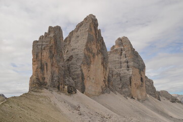 Fototapeta premium Hiking around the stunning and dramatic Drei Zinnen / Tre Cime di Lavaredo mountains in the Dolomites of Northern Italy