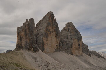 Fototapeta premium Hiking around the stunning and dramatic Drei Zinnen / Tre Cime di Lavaredo mountains in the Dolomites of Northern Italy