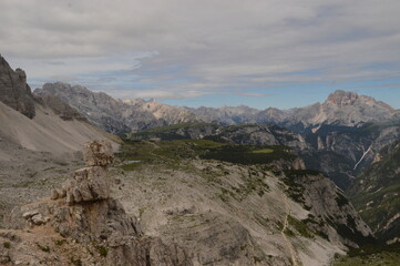 Fototapeta premium Hiking around the stunning and dramatic Drei Zinnen / Tre Cime di Lavaredo mountains in the Dolomites of Northern Italy