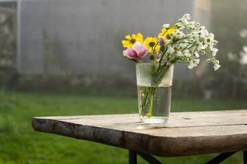 Natürlicher Blumenstrauß in Wasserglas - 390135354