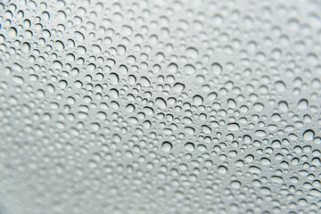 Gouttes de pluie sur une vitre un jour