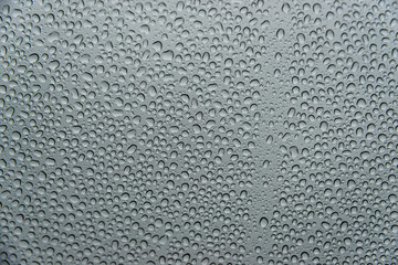 Gouttes de pluie sur une vitre un jour de temps gris