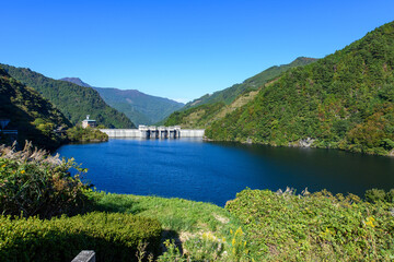 Fototapeta na wymiar 沢山の水を湛える富郷ダム