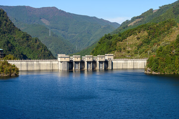 沢山の水を湛える富郷ダム