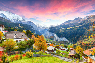 Fototapeta na wymiar Stunning autumn view of picturesque alpine village Wengen