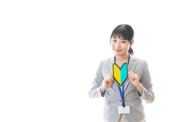 初心者マークを持つ若いビジネスパーソン