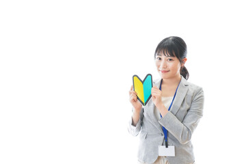 初心者マークを持つ若いビジネスパーソン