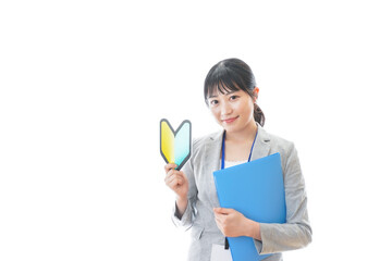 初心者マークを持つ若いビジネスパーソン