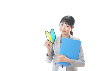 初心者マークを持つ若いビジネスパーソン