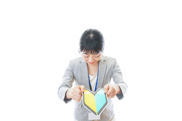 初心者マークを持つ若いビジネスパーソン