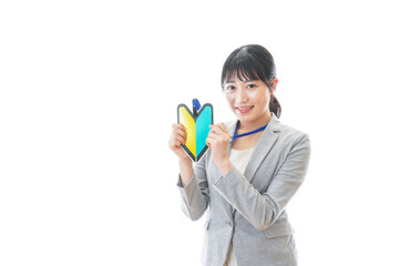 初心者マークを持つ若いビジネスパーソン