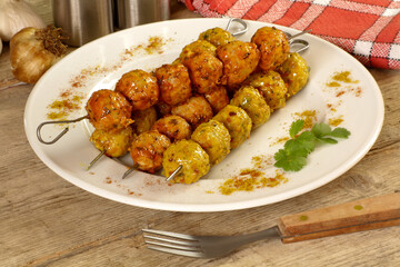 brochettes de boulettes de viande hachée aux épices