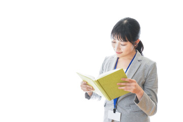 読書をする若いビジネスパーソン