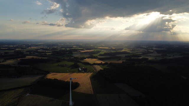 sonnen strahlt durch wolken