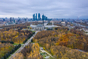 Obraz premium panoramic view of the autumn park in the city from the height of the drone