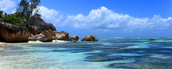 Lagon bleu de l'ile de la Digue aux Seychelles anse source d'argent