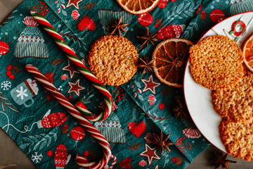 Oatmeal cookies and lollipops on a tray