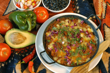 cazuela con frijoles mejicanos e ingredientes