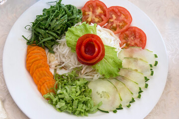 Plato con ensalada de verduras variadas