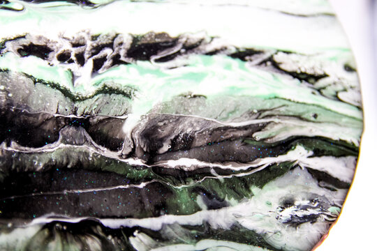 Epoxy resin artwork: poured stripes technique