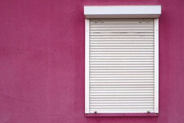 Pinke Wand mit weißem Fenster