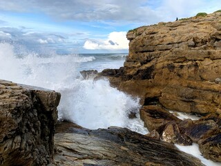 Olas rompiendo en el acantilado