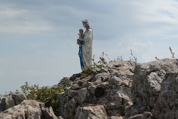 ピレネー山脈の尾根の巡礼路にあるマリア像