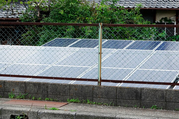 民家の庭のソーラーパネル