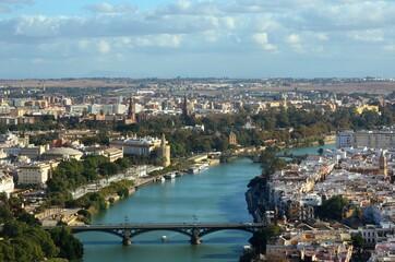 Fototapeta na wymiar Torre del Oro y Puente de Triana, Sevilla