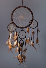 Cazasueños en un fondo azulado violeta