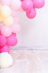 Fototapeta na wymiar Digitaler Hintergrund rosa gelb Ballons für Geburtstag und cake smash Var. 1