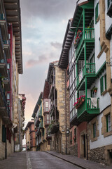 Fototapeta premium Calles del casco antiguo Hondarribia (Fuenterrabía) en el Pais Vasco.