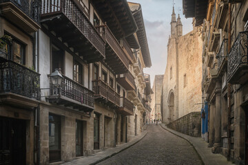 Calles del casco antiguo Hondarribia (Fuenterrabía) en el Pais Vasco.