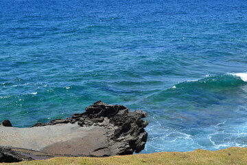 Fototapeta na wymiar Blue ocean and waves crashing on rocks