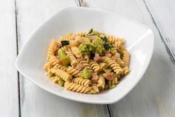 Piatto di pasta con broccoli e pancetta, Cucina Italiana