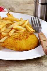 cordon bleu et frites dans une assiette
