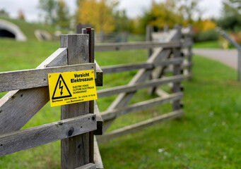 Vorsicht Elektrozaun © spuno