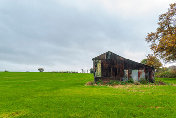 Obraz premium Rusty corrugated iron shed in a field