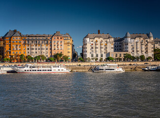 Obraz premium BUDAPEST, HUNGARY - 3 OCTOBER, 2020: Riverbank of Budapest with colorful houses.