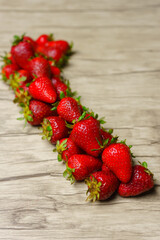 Frutillas ordenadas sobre una mesa de madera 