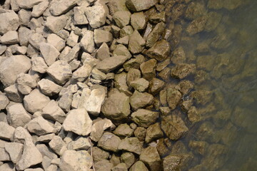 Flussufer mit Steinen