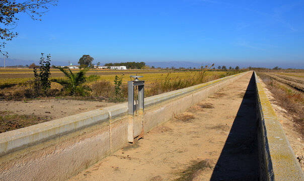 Canal de irrigacion para los campos de arroz en edl delta del Ebro en la comarca catalana del Montsia, Espa&ntilde;a