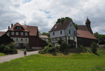 Fototapeta na wymiar Schlechtbach, Ostalbkreis, Gebäudeensemble mit Kirche