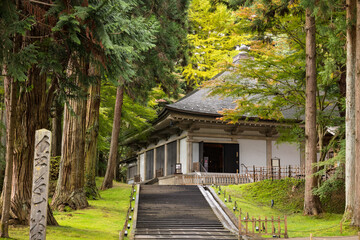 世界遺産　岩手中尊寺金色堂覆堂の紅葉