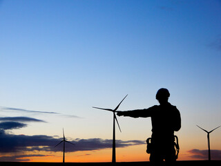 Couché de soleil sur un parc éolien