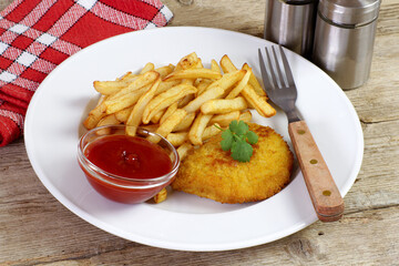  cordon bleu et frites dans une assiette