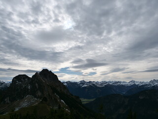 Der knapp 2000 Meter hohe Berg Aggenstein in den Allgäuer Alpen bei Pfronten an der Grenze zu Österreich