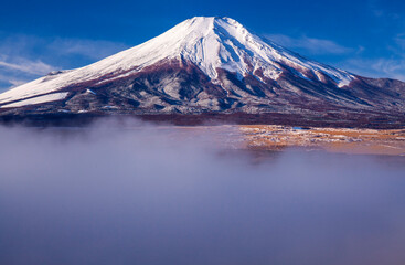 Fototapeta na wymiar 朝もやの富士山